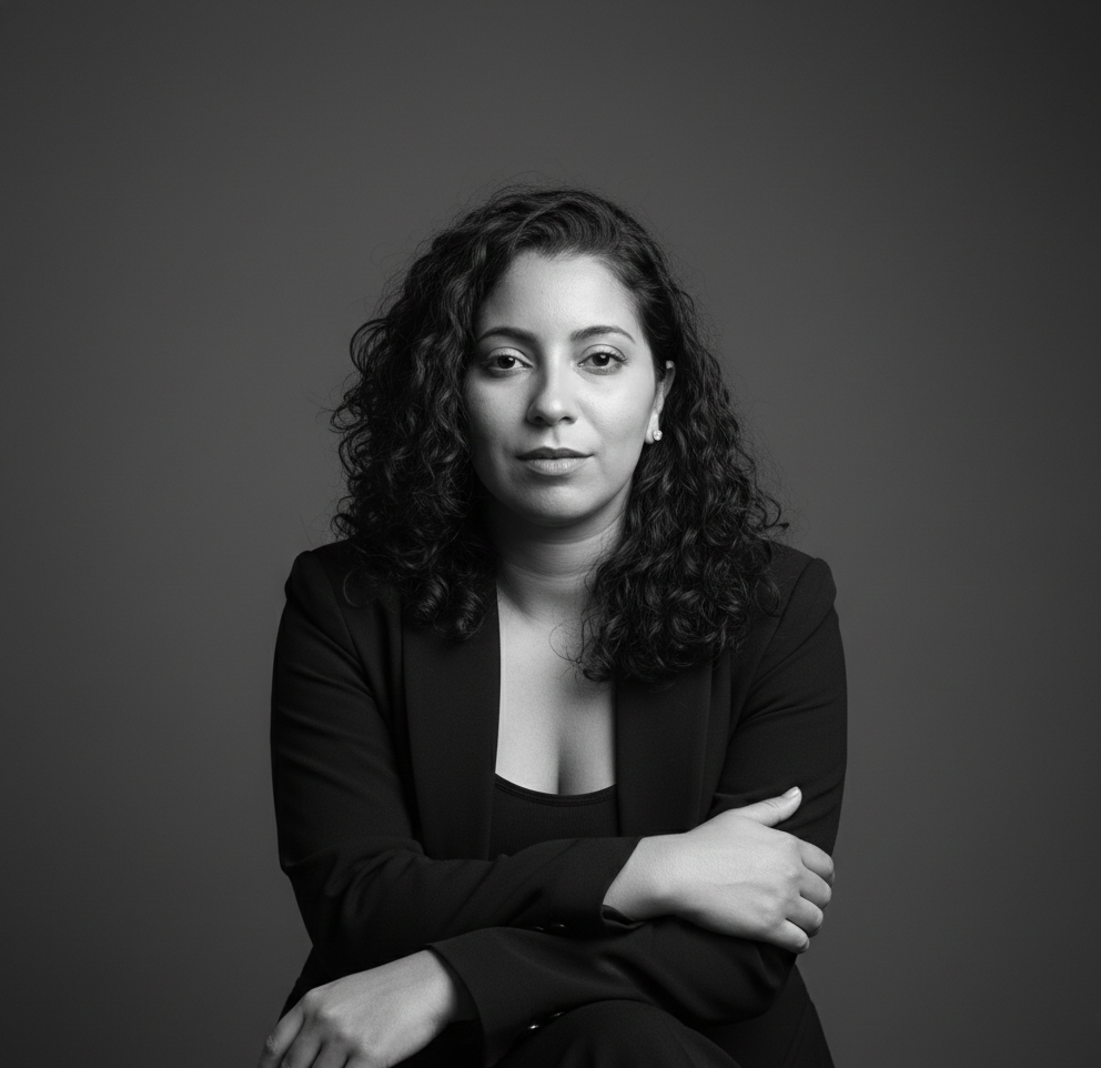 Érica Barros em retrato preto e branco